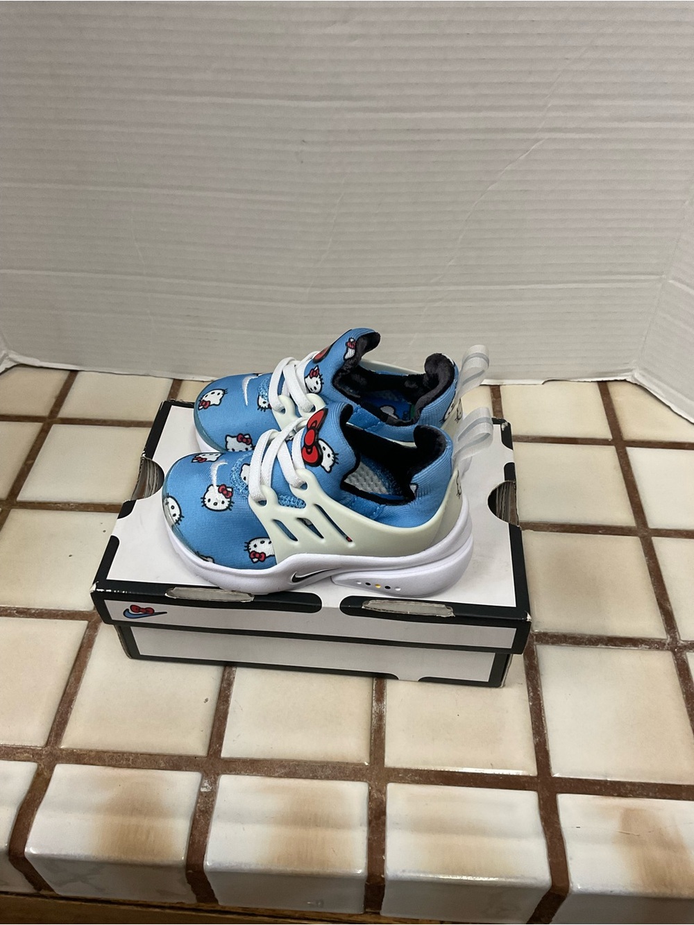 Nike Air Presto “Hello Kitty” Print Kids Sneakers - Picture 3 of 15